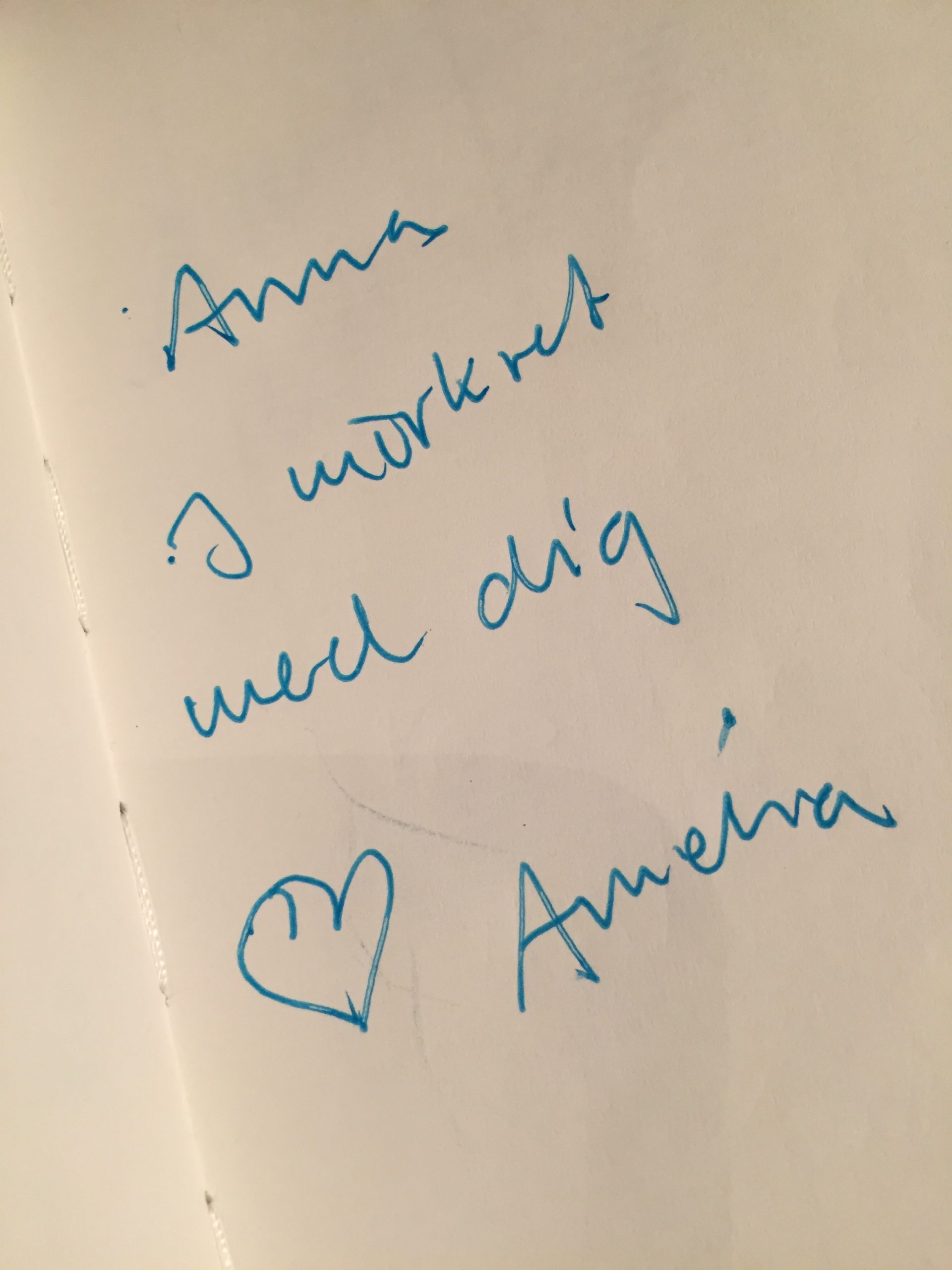 Amelias hälsning på vitt papper: Anna i mörkret med dig, hjärta, Amelia