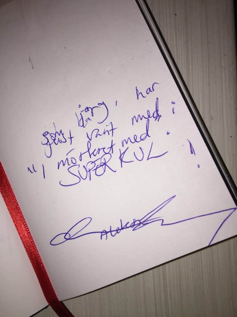 Meddelande på vitt papper från Aleksa där hon skriver att det varit superkil att vara med samt sin signatur.