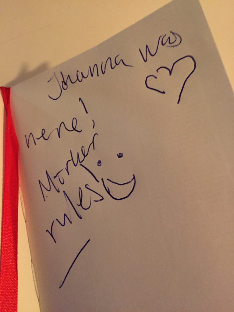 Meddelande på vitt papper med texten: Johanna was here! Mörker rules intill ett hjärta.